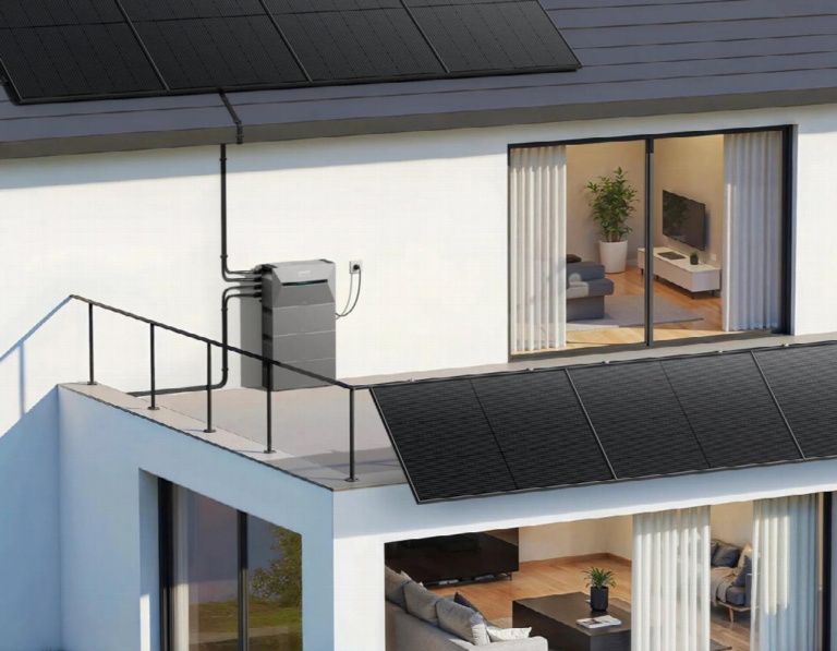 Welche Spezifikationen sind bei einem Balkon-Solarakku am wichtigsten? Die Spezifikationen von Balkonkraftwerk-Speichern werden viel leichter verständlich, wenn jede Zahl eine praktische Frage beantwortet. Die Kapazität gibt an, wie viel Energie gespeichert werden kann, Leistungsangaben beschreiben, wie der Strom fließt, und PV-Spezifikationen definieren den solaren Eingang. Weitere Werte zeigen, unter welchen Bedingungen der Speicher betrieben werden kann und wie sich das System später weiterentwickeln lässt. Anstatt sich von einer einzigen beeindruckenden Kennzahl leiten zu lassen, sollten die Spezifikationen nach der Aufgabe gruppiert werden, die sie erfüllen. So werden technische Daten nützlicher, wenn es darum geht, einen Speicher auf den Energiebedarf eines Haushalts abzustimmen. Lesen Sie die Spezifikationen, die die alltägliche Leistung definieren Die Kapazität sagt dir, wie viel Energie hineinpasst Die Batteriekapazität, gemessen in kWh, beschreibt die verfügbare Energiemenge im Speicher. Sie sollte eine der ersten Spezifikationen sein, die überprüft werden, da sie den grundlegenden Umfang der Batterie festlegt. Die Solarbank 3 E2700 Pro bietet 2,68 kWh pro Einheit und unterstützt eine Erweiterung auf bis zu 16 kWh mit stapelbaren Batteriepacks. Bei einem balkonkraftwerk mit speicher erhält die Kapazität jedoch erst dann Aussagekraft, wenn sie mit dem Stromverbrauch des Haushalts und der vorgesehenen Rolle der gespeicherten Energie verknüpft wird. Ein nützliches Datenblatt beantwortet daher zwei getrennte Fragen: Wie viel Kapazität bietet die gewählte Konfiguration, und wie weit lässt sich das Speichersystem erweitern, falls der Haushalt später beschließt, eine größere Energiemenge zu bewirtschaften? Leistungsangaben beschreiben, wie schnell Energie übertragen wird Kapazität und Leistung beschreiben unterschiedliche Aspekte der Batterieleistung. Die Kapazität misst die gespeicherte Energie, während Watt die Geschwindigkeit angeben, mit der Strom durch das System fließt. Die Solarbank 3 Pro bietet eine netzgekoppelte AC-Ausgangsleistung von 800 W und bis zu 1.200 W AC-Ladeleistung. Ihr integrierter bidirektionaler Wechselrichter unterstützt ebenfalls 1.200 W Laden und Entladen. Diese Werte liefern Informationen, die eine kWh-Kapazitätsangabe nicht vermitteln kann. Beim Lesen eines Batteriespezifikationsblatts sollten Sie genau identifizieren, welche Funktion jede Wattangabe beschreibt, bevor Sie die Zahlen vergleichen. Eine AC-Ausgangsangabe, die Ladeleistung sowie die bidirektionale Lade- und Entladefähigkeit stellen jeweils unterschiedliche Funktionen dar. Ihre getrennte Betrachtung ermöglicht ein deutlich klareres Bild davon, wie die Batterie den Strom während des realen Haushaltsbetriebs verwaltet. PV-Eingang definiert den Solaranschluss Ein Balkonakku funktioniert als Teil eines Solarenergiesystems, daher verdient der PV-Eingang einen eigenen Platz auf der Spezifikations-Checkliste. Die Solarbank 3 Pro unterstützt bis zu 3.600 W maximale PV-Eingangsleistung, vier MPPTs und bis zu acht angeschlossene Module. Ihr spezifizierter DC-Betriebsspannungsbereich liegt bei 16–60 V, mit einem maximalen PV-Eingangsstrom von 32 A DC. Diese Werte beschreiben, wie die Speicherplattform Solarstrom aufnimmt, und nicht, wie viel Energie der Akku speichert. Dieser Unterschied ist bei der Planung einer Modulkonfiguration wichtig. Nutzer sollten die ausgewählten Module im Zusammenhang mit den unterstützten PV-Spezifikationen betrachten, anstatt die Modulanzahl als unabhängige Größe zu behandeln. Auf diese Weise wird die Erzeugungsseite des Systems mit der elektrischen Architektur verknüpft, die für deren Aufnahme ausgelegt ist. Blicken Sie über die Schlagzeilen hinaus Erweiterbarkeit zeigt, was nach der ersten Einrichtung kommt Die Anfangskapazität beschreibt das System, das Sie jetzt auswählen, während die Erweiterbarkeit beschreibt, was dieselbe Plattform später unterstützen kann. Die Solarbank 3 E2700 Pro bietet 2,68 kWh pro Einheit und unterstützt die Erweiterung mit stapelbaren Batteriepacks auf bis zu 16 kWh. Die BP2700-Erweiterungsbatterie ist zudem kompatibel mit Solarbank 2 Pro, Plus und AC, während die Solarbank 3 Pro die Erweiterungsbatterie der vorherigen Generation mit 1,6 kWh unterstützt. Eine Solarbank 3 E2700 Pro + 2× BP2700 Erweiterungsakku stellt eine Konfiguration innerhalb dieser modularen Struktur dar. Für Nutzer, die Speichersysteme vergleichen, verdienen diese Kompatibilitätsdetails neben der Kapazität besondere Aufmerksamkeit, da sie aufzeigen, ob die ursprüngliche Einrichtung unterschiedliche Speicheranforderungen aufnehmen kann, ohne jede zukünftige Kapazitätsänderung als eine völlig separate Entscheidung behandeln zu müssen. Physische Spezifikationen wirken sich direkt auf Installationsentscheidungen aus Einige Spezifikationen beschreiben elektrische Eigenschaften, während andere angeben, wie sich der Akku als physische Ausrüstung tatsächlich präsentiert. Die Solarbank 3 E2700 Pro misst 460 × 254 × 279 mm und wiegt 29,2 kg. Sie verfügt über die Schutzart IP65 und einen angegebenen Betriebstemperaturbereich von -20 °C bis 55 °C. Jede dieser Angaben beantwortet eine andere Frage zur Installation. Die Abmessungen definieren die physische Stellfläche, das Gewicht beschreibt die Einheit selbst, die IP-Schutzart gibt ihr Schutzniveau an, und der Temperaturbereich legt die vorgesehenen Betriebsbedingungen fest. Die gemeinsame Betrachtung dieser Angaben ermöglicht es den Nutzern, über abstrakte Leistungsdaten hinauszugehen. So können sie beurteilen, ob der gewählte Akku sich natürlich in das geplarte Balkonsystem einfügt und dabei innerhalb der angegebenen Betriebsbedingungen bleibt. Konnektivität zeigt, wie Energieentscheidungen gesteuert werden Ein Datenblatt für Batterien sollte auch erläutern, wie das System kommuniziert und Energie verwaltet. Die Solarbank 3 E2700 Pro unterstützt Bluetooth und 2,4-GHz-WLAN und verleiht der Konnektivität damit neben den elektrischen Spezifikationen eine eigene Rolle. Die Plattform Solarbank 3 Pro umfasst außerdem Anker Intelligence™, das den Energieverbrauch und die Einsparungen optimiert, zusammen mit der Integration eines Smart Meters. Ihre intelligente Strategie kann bewölkte Bedingungen vorausahnen und bei dynamischen Tarifen das günstigere Laden in der Nacht priorisieren. Diese Funktionen verdeutlichen, warum Software und Konnektivität Beachtung verdienen, wenn Speichersysteme bewertet werden. Die Batteriekapazität bestimmt, wie viel Energie gespeichert werden kann, aber die Managementfunktionen beeinflussen, wie diese verfügbare Energie mit dem sich ändernden Haushaltsbedarf und den Stromversorgungsbedingungen koordiniert wird. Intelligente Steuerung ist daher eine funktionale Spezifikation und nicht lediglich ein zusätzliches Merkmal. Fazit Die nützlichsten technischen Daten von Balkon-Solarspeichern sind diejenigen, die reale Fragen zur Nutzung beantworten. Kapazität und Leistung beschreiben Speicherung und Energiefluss, während PV-Spezifikationen die Solaranbindung definieren. Die Erweiterbarkeit zeigt, wie sich das System weiterentwickeln kann, und die physikalischen Spezifikationen erläutern die Installationsanforderungen. Die Konnektivität offenbart schließlich, wie sich Energie im täglichen Betrieb steuern lässt. Anstatt Batterien anhand einer einzigen Kennzahl zu vergleichen, sollten diese technischen Daten als Teile desselben Energiesystems gelesen werden. Dieser Ansatz erleichtert es, eine Konfiguration zu identifizieren, die sowohl zu den aktuellen Anforderungen des Haushalts als auch zu zukünftigen Energieplänen passt.